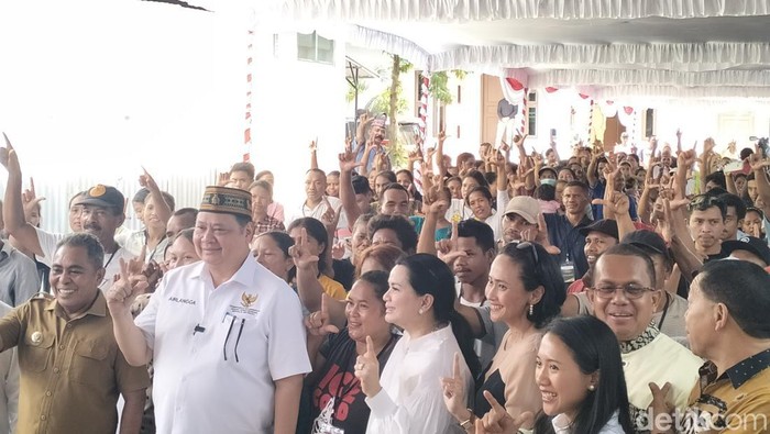 Menko Perekonomian Airlangga Hartarto bersama ratusan warga Labuan Bajo penerima bantuan pangan cadangan beras pemerintah di Perum Bulog Labuan Bajo, Senin (15/1/2024) (Ambrosius Ardin/detikBali)