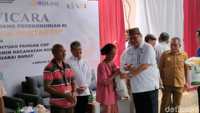 Airlangga Hartarto membagikan bantuan pangan berupa 10 kg beras kepada masyarakat di Batu Cermin, Manggarai Barat, Nusa Tenggara Timur.