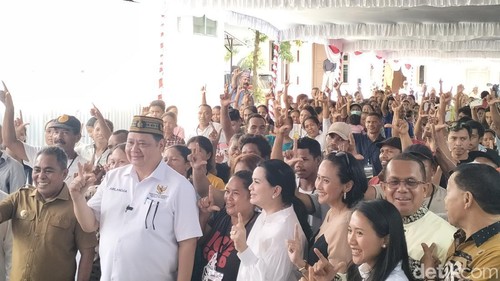 Airlangga Hartarto saat menyalurkan bantuan pangan kepada warga di Labuan Bajo, NTT.