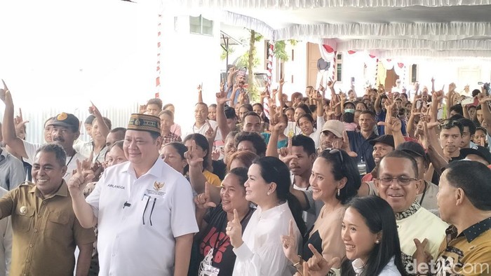 Airlangga Hartarto saat menyalurkan bantuan pangan kepada warga di Labuan Bajo, NTT.