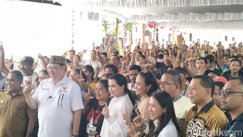 Airlangga Hartarto saat menyalurkan bantuan pangan kepada warga di Labuan Bajo, NTT.