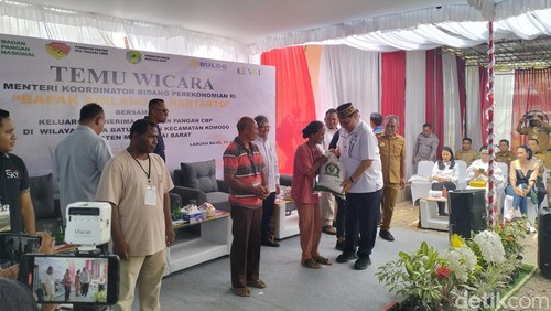 Menteri Koordinator Bidang Perekonomian Airlangga Hartarto menyerahkan bantuan pangan CBP kepada warga Manggarai Barat di Perum Bulog Labuan Bajo, Senin (15/1/2024). (Ambrosius Ardin)