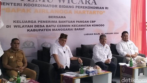 Bupati Manggarai Barat Edistasius Endi (kiri) bersama Menko Perekonomian Airlangga Hartarto di Perum Bulog Labuan Bajo, Senin (15/1/2024). (Ambrosius Ardin/detikBali)