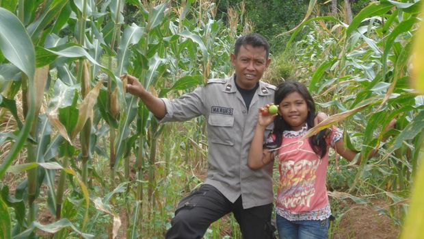 Foto: AKP Makruf Suroto menata perbatasan RI-Papua Nugini bersama keluarga. (dok. istimewa)