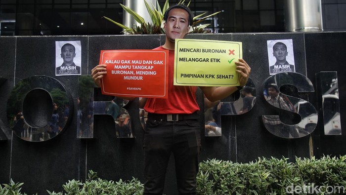 Aktivis anti korupsi yang tergabung dalam Indonesia Corruption Watch (ICW) melakukan aksi teatrikal untuk memperingati 4 tahun buron Harun Masiku, di depan Gedung KPK, Jakarta, Senin (15/1/2024). 4 orang bertopeng pimpinan KPK dan satu orang bertopeng Harun Masiku meniup lilin pada kue tart sebagai simbol hilangnya Harun Masiku. Aksi berlangsung tertib.