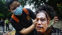 Aktivis memakai topeng pimpinan KPK mulai dari Nawawi Pomolango, Alexander Marwata, Nurul Ghufron, hingga Johanis Tanak.