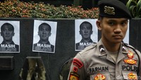 Aksi ini mendapat penjagaan dari aparat kepolisian.