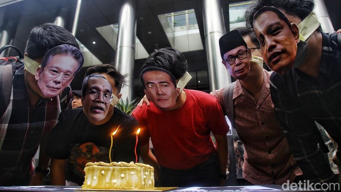Aksi Memperingati 4 Tahun Harun Masiku yang Masih Buron Aktivis anti korupsi yang tergabung dalam Indonesia Corruption Watch (ICW) melakukan aksi teatrikal untuk memperingati 4 tahun buron Harun Masiku, di depan Gedung KPK, Jakarta, Senin (15/1/2024). 4 orang bertopeng pimpinan KPK dan satu orang bertopeng Harun Masiku meniup lilin pada kue tart sebagai simbol hilangnya Harun Masiku. Aksi berlangsung tertib.