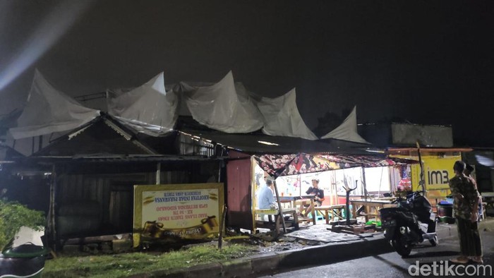 angin kencang terbangkan tenda UMKM di Sidoarjo