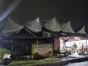 Angin Kencang Terbangkan Tenda UMKM Nangkring di Atap Rumah Warga Sidoarjo