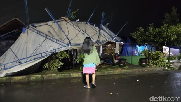 angin kencang terbangkan tenda UMKM di Sidoarjo