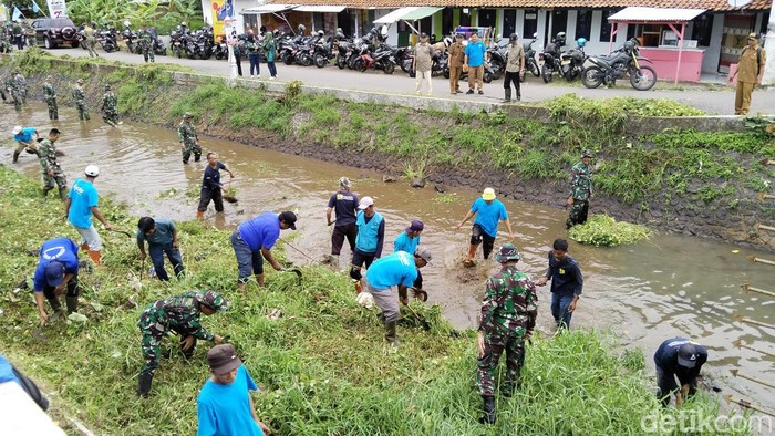 Aparat dan warga membersihkan Sungai Surakatiga di Desa Ancaran, Kecamatan Kuningan untuk mencegah banjir, Senin (15/1/2024