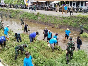 Ramai-ramai Bikin Bersih Sungai di Jabar demi Cegah Bencana Alam