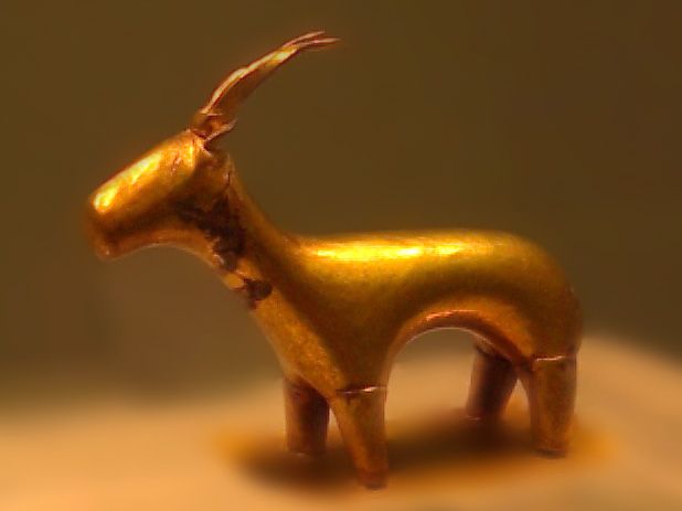 Artefak miniatur kambing emas dari orang Minoa di Akrotiri.