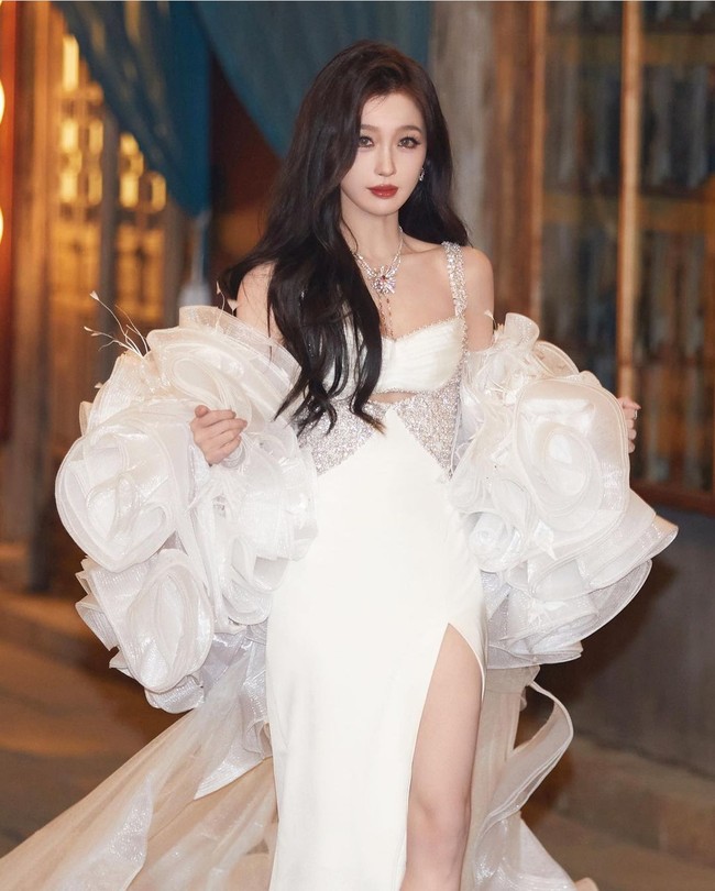 Yu Shuxin atau Esther Yu adalah aktris China paling cantik 2023 yang gaya busananya menjadi inspirasi bagi banyak remaja putri. Ia adalah seorang penyanyi-aktris, mantan anggota girl grup THE9, yang pertama kali muncul di acara survival idola Youth With You tahun 2020. Esther Yu kemudian tampil di beberapa acara TV, dan terpilih sebagai pemeran utama wanita untuk Love Between Fairy and Devil, drama China terpopuler tahun 2022. Foto: Instagram