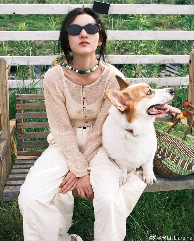 Song Zuer memulai karirnya di industri hiburan sebagai aktris cilik dalam sebuah acara TV tahun 2005, namun tidak mendapatkan pengakuan yang lebih luas sampai ia berperan sebagai putri suku dalam drama fantasi Novoland: Eagle Flag tahun 2019. Song Zuer dikenal karena kepolosan dalam perannya, dan netizen memuji kemampuan akting alaminya. Foto: Instagram