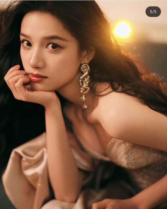 Zhang Jingyi adalah pendatang baru di industri hiburan, setelah memulai debutnya di drama remaja tahun 2020 Run For Young. Ia kemudian memukau penonton di drama Lighter and Princess pada 2022. Zhang Jingyi saat ini menjadi duta merek kosmetik mewah Prancis Lancôme. Foto: Instagram