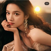 Zhang Jingyi adalah pendatang baru di industri hiburan, setelah memulai debutnya di drama remaja tahun 2020 Run For Young. Ia kemudian memukau penonton di drama Lighter and Princess pada 2022. Zhang Jingyi saat ini menjadi duta merek kosmetik mewah Prancis Lancôme. Foto: Instagram