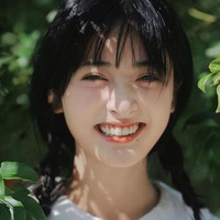Shen Yue adalah salah satu artis China paling cantik 2023. Ia meraih kepopuleran lewat remake drama romantis Taiwan Meteor Garden pada 2018. Tak hanya cantik dan suka bertingkah humoris, Shen Yue juga jago fotografi. Banyak penggemar setianya penasaran dengan daftar merek kamera yang ia gunakan. Foto: Instagram