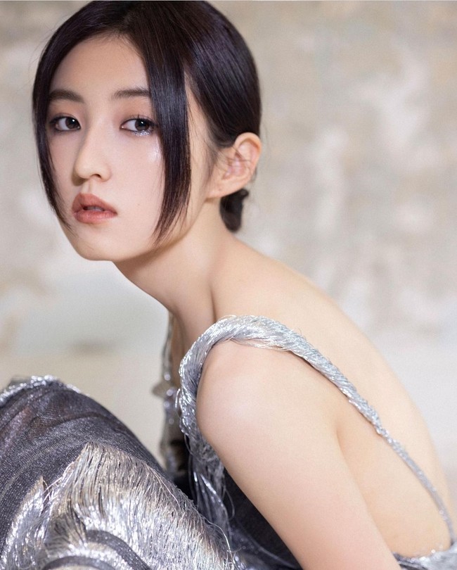 .Zhang Zifeng melakukan debut aktingnya di drama bencana Aftershock karya Feng Xiaogang tahun 2010 pada usia delapan tahun. Aktris China kelahiran 2001 ini telah membintangi beberapa film laris, termasuk Detective Chinatown (2015) dan Sister (2021), serta drama TV seperti kisah perjalanan waktu The Heart Of Genius dan film thriller Homesick, yang keduanya ditayangkan pada tahun 2022. Foto: Instagram