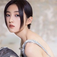 .Zhang Zifeng melakukan debut aktingnya di drama bencana Aftershock karya Feng Xiaogang tahun 2010 pada usia delapan tahun. Aktris China kelahiran 2001 ini telah membintangi beberapa film laris, termasuk Detective Chinatown (2015) dan Sister (2021), serta drama TV seperti kisah perjalanan waktu The Heart Of Genius dan film thriller Homesick, yang keduanya ditayangkan pada tahun 2022. Foto: Instagram