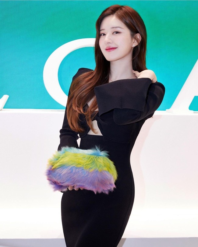 Zhao Lusi dijuluki sebagai ratu drama China romantis baru-baru ini. Perannya dalam The Romance of Tiger and Rose pada 2020, mendorong Zhao Lusi menjadi bintang. Semakin populer, aktris berusia 25 tahun ini telah mengumpulkan 15,5 juta pengikut di Xiaohongshu, platform China yang mirip dengan Instagram, dan 23,3 juta pengikut di Weibo. Foto: Instagram