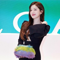 Zhao Lusi dijuluki sebagai ratu drama China romantis baru-baru ini. Perannya dalam The Romance of Tiger and Rose pada 2020, mendorong Zhao Lusi menjadi bintang. Semakin populer, aktris berusia 25 tahun ini telah mengumpulkan 15,5 juta pengikut di Xiaohongshu, platform China yang mirip dengan Instagram, dan 23,3 juta pengikut di Weibo. Foto: Instagram