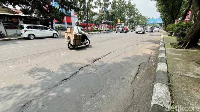 Aspal di Jalan Jakarta, Kota Bandung, mengelupas.
