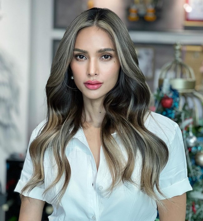 Aktris yang juga model ini mengklaim mendapat banyak tawaran kerja dan penghasilannya bertambah setelah menato lehernya dengan bentuk titik kecil hitam tersebut. Foto: Instagram/@lukkanaaum