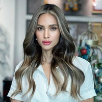 Aktris yang juga model ini mengklaim mendapat banyak tawaran kerja dan penghasilannya bertambah setelah menato lehernya dengan bentuk titik kecil hitam tersebut. Foto: Instagram/@lukkanaaum