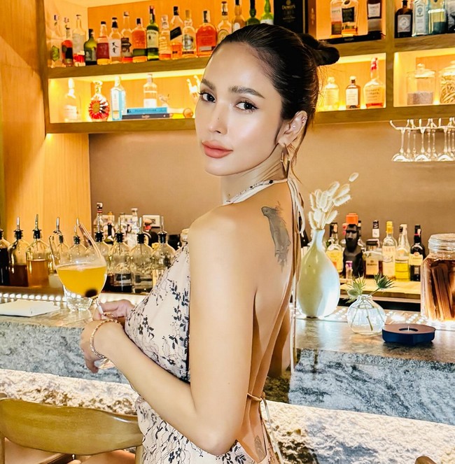 Wanita 40 tahun ini mengaku setelah membuat tahi lalat persis seperti Lisa, peruntungannya berubah drastis. Foto: Instagram/@lukkanaaum