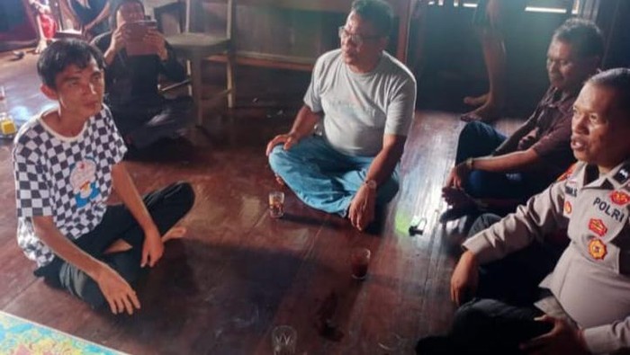 Bambang (baju hitam kotak-kotak) korban selamat yang terseret arus di Mura