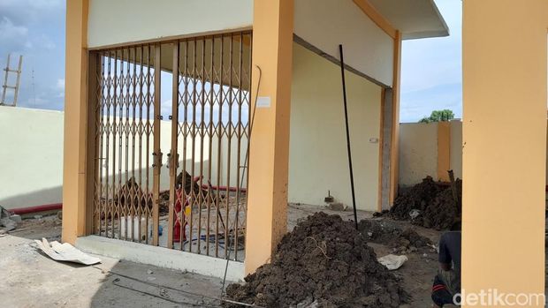 Bangunan Pasar Mebel Solo yang rusak sebelum dipakai, Senin (15/1/2024).