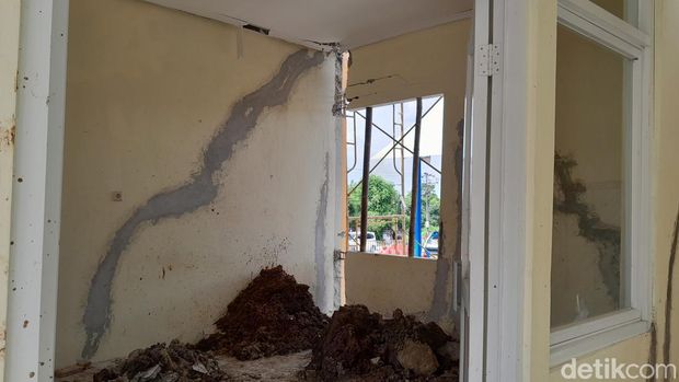 Bangunan Pasar Mebel Solo yang rusak sebelum dipakai, Senin (15/1/2024).