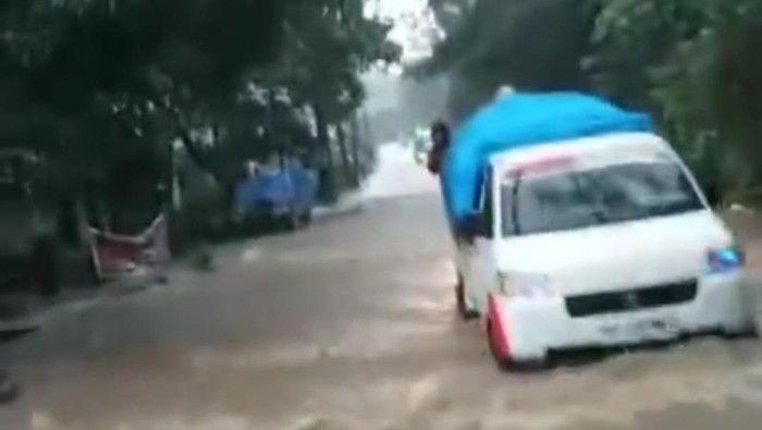 Banjir di Jalan Poros Malino, Gowa.