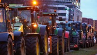 Sekitar 3.000 traktor, 2.000 truk dan 10.000 orang diperkirakan memenuhi jalan-jalan di sekitar Gerbang Brandenburg Berlin pada hari Senin.  