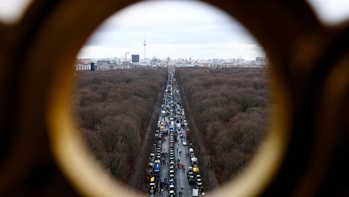 Bawa Traktor, Petani Jerman Protes Pengurangan Subsidi Pertanian German farmers protest against the cut of vehicle tax subsidies of the so-called German Ampel coalition government near the Brandenburg Gate in Berlin, Germany January 15, 2024. REUTERS/Liesa Johannssen