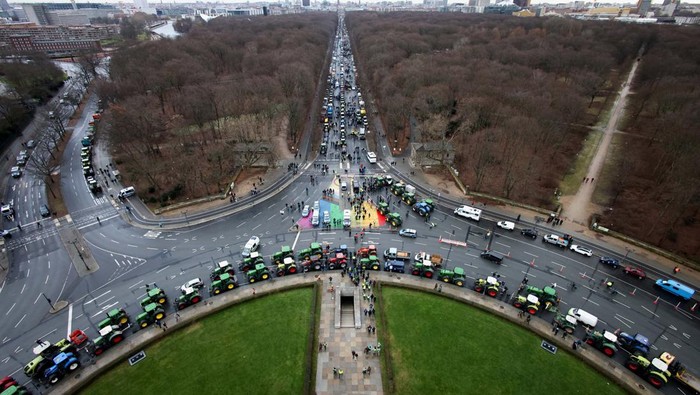 German farmers protest against the cut of vehicle tax subsidies of the so-called German Ampel coalition government near the Brandenburg Gate in Berlin, Germany January 15, 2024. REUTERS/Liesa Johannssen