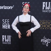 Hadir pula Billie Eilish yang juga dinominasikan untuk soundtrack ‘Barbie’ ciptaannya bersama sang kakak, Finneas O’Connell.  Biasa berbalut busana longgar, ia kali ini memberi tampilan yang berbeda dengan kombinasi kemeja putih dan gaun hitam yang menonjolkan lekuk tubuhnya. Foto: Jordan Strauss/Invision/AP