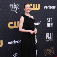 Emma Stone tak pernah mengecewakan dengan gaun Louis Vuitton. Kali ini, gaun hitam dengan sifon yang jatuh elegan menjadi pilihannya. (Foto: Jordan Strauss/Invision/AP)