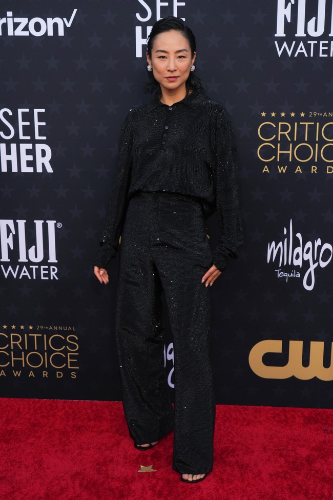 Greta Lee tetap setia dengan busana keluaran Loewe di musim penghargaan ini. Kombinasi blus dan celana high-waist yang menjadi signature look dari koleksi ready to wear Spring/Summer 2024 menemani gayanya. Foto: Jordan Strauss/Invision/AP