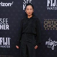 Greta Lee tetap setia dengan busana keluaran Loewe di musim penghargaan ini. Kombinasi blus dan celana high-waist yang menjadi signature look dari koleksi ready to wear Spring/Summer 2024 menemani gayanya. Foto: Jordan Strauss/Invision/AP