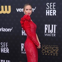 Striking red! Emily Blunt mencuri perhatian dengan gaun merah asimetris Armani berhiaskan dekorasi bunga. (Foto: Jordan Strauss/Invision/AP)