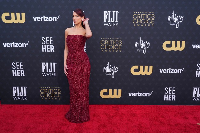 Tak hanya para seniman peran, sejumlah penyanyi ikut meramaikan penghargaan ini. Termasuk Dua Lipa yang untuk pertama kalinya masuk nominasi Best Song berkat lagunya untuk film ‘Barbie. Maka untuk momen spesial itu, gaun strapless Prada menjadi andalan perempuan asal Inggris ini. Warna gaun yang matching dengan rambut marunnya memberi efek stand-out tersendiri.  Foto: Jordan Strauss/Invision/AP