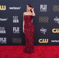 Tak hanya para seniman peran, sejumlah penyanyi ikut meramaikan penghargaan ini. Termasuk Dua Lipa yang untuk pertama kalinya masuk nominasi Best Song berkat lagunya untuk film ‘Barbie. Maka untuk momen spesial itu, gaun strapless Prada menjadi andalan perempuan asal Inggris ini. Warna gaun yang matching dengan rambut marunnya memberi efek stand-out tersendiri.  Foto: Jordan Strauss/Invision/AP