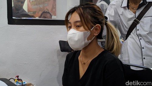 Bethari Erna Yanti, selebgram asal Lombok Barat diperiksa penyidik Polresta Mataram terkait kasus arisan fiktif, Senin (15/1/2024). (Foto: Ahmad Viqi/detikBali)