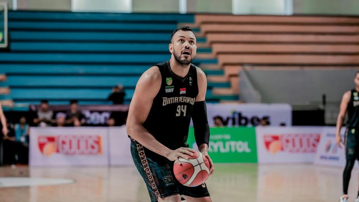 Center Bima Perkasa Jogja, Feliciano Perez Neto saat menghadapi Bali United di IBL 2024 di GOR Purna Krida, Bali, Minggu (14/1/2024).