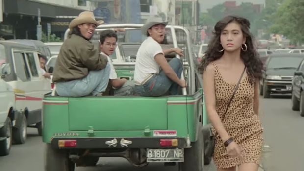 Cuplikan adegan dalam film Blok M (1990).