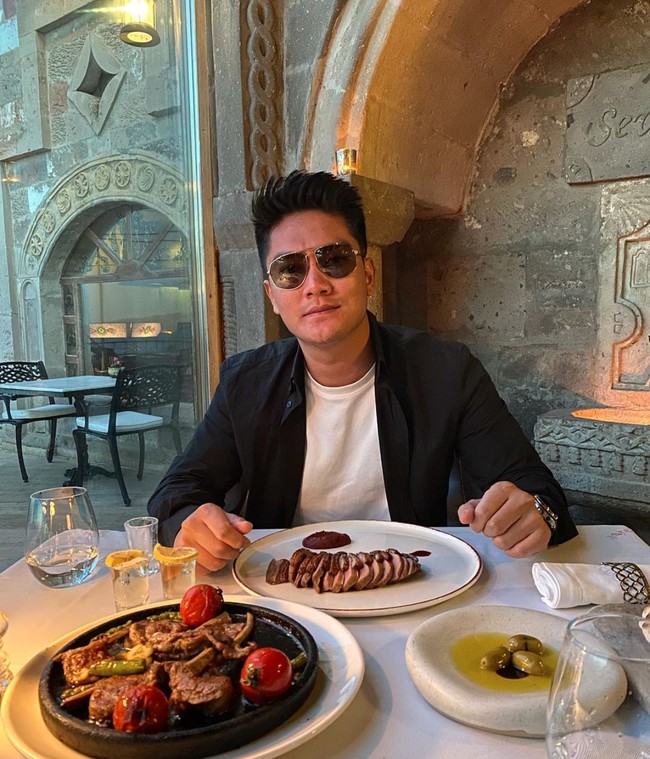 Dalam wawancaranya pada 10 Januari 2024 itu Boy juga sempat memperlihatkan perbandingan bentuk hidungnya yang dulu dan sekarang. Sebelum diperasi hidungnya itu terlihat sedikit bengkok jika diperhatikan. Foto: Instagram/@boywilliam17