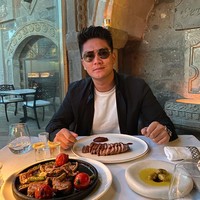 Dalam wawancaranya pada 10 Januari 2024 itu Boy juga sempat memperlihatkan perbandingan bentuk hidungnya yang dulu dan sekarang. Sebelum diperasi hidungnya itu terlihat sedikit bengkok jika diperhatikan. Foto: Instagram/@boywilliam17